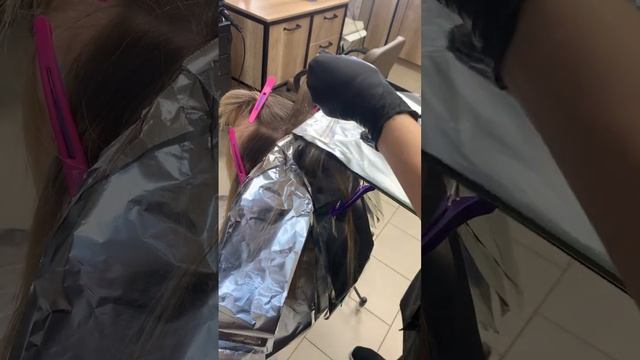 Мелирование по классической схеме с помощью расчески.