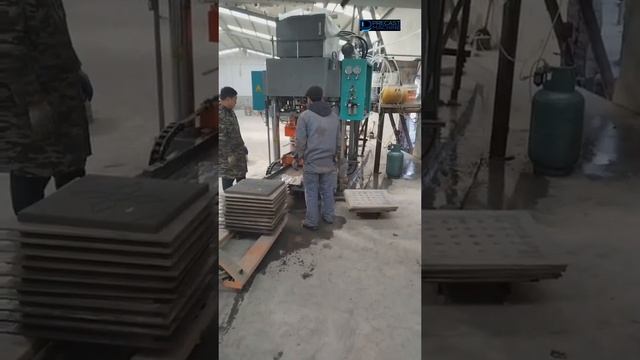 Working video--Hydraulic Press terrazzo slab maker machine for  600x600 mm concrete floor tile