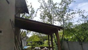 Забор и навес из дерева в цвете тёмный орех