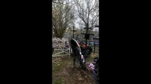 Тупая полиция ходит по кладбищу. У этих недоносков нет ничего святого,