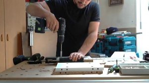 Присадка короба на шкан и эксцентрик при сборке ящиков