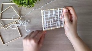 Подарочная коробка из ниток и деревянных шпажек своими руками
