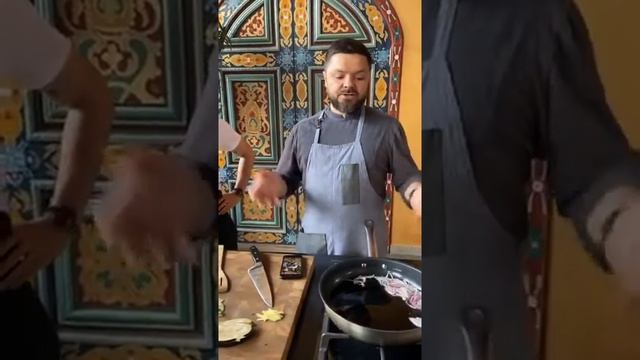 Шари Вари. Чайхана | Online | Азиатская лапша с Александром Дороховым смотреть онлайн