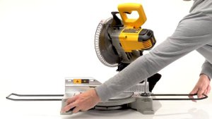 Торцовочная пила DeWALT DW714