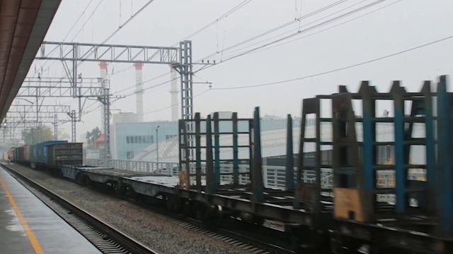 "Старый образец!" Тепловоз 2М62-0661 с грузовым поездом.