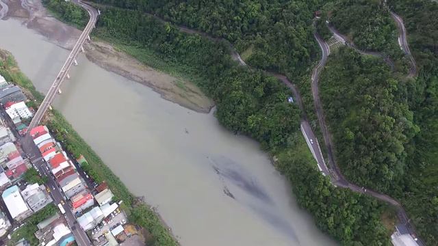 DJI Phantom 3 SE Xindian Zhitan GuangXi Bridge at New Taipei City Taiwan смотреть онлайн