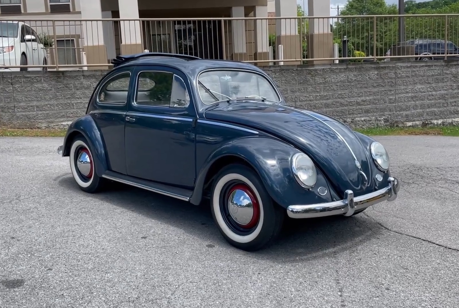 Volkswagen Beetle кабриолет старый чёрный матовый