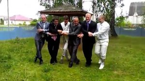 Мужики на свадьбе исполняют танец лебедей