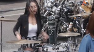 Japan Girl Playing On Drums // Симпатичная Японская Девушка Прикольно Играет На Барабанах На Улице