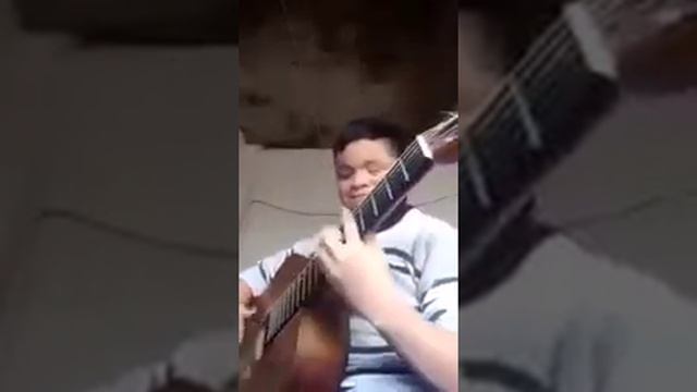Парень с синдромом Дауна играет на гитаре и получает удовольствие смотреть онлайн