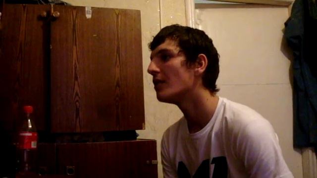 Парень классно поет