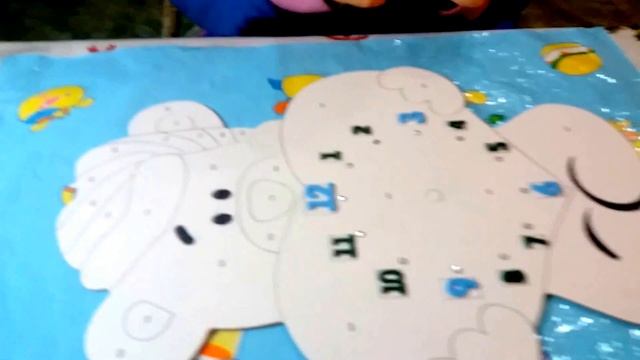 Алина делает блестящие часы из набора для творчества