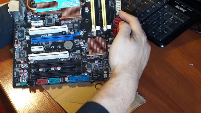 Топовая материнская плата на сокет 775 ASUS P5Q-E смотреть онлайн