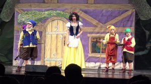 Мирослава Карпович - Белоснежка знакомиться с принцем и гномами 21. 11. 15 г. в Риге.