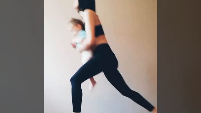 Упражнения с малышом на руках.