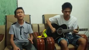 под гитару.КРУТО ПОЕТ И ИГРАЕТ