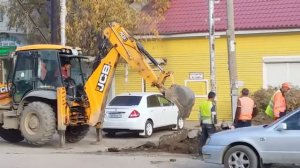 Трактор копает ковшом на Петра Алексеева