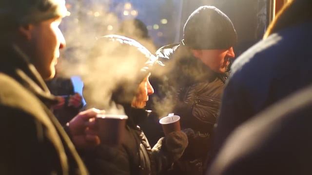 Раздача еды лицам бомж организацией "Ночлежка"