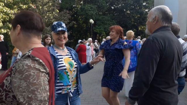 Цветик семицветик???.Виктор Королёв.В Гомельском парке. 28.05.2023.