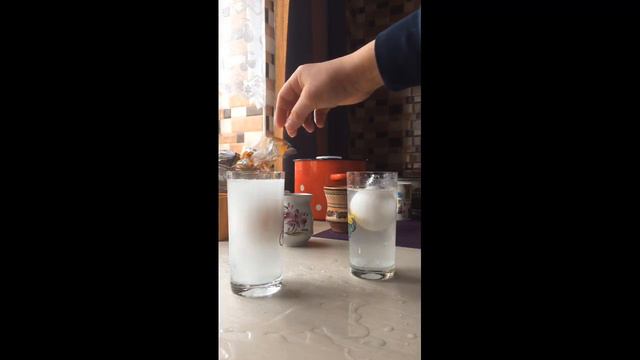 Експеримент/Как сделать так что бы яйцо всплывало в воде???