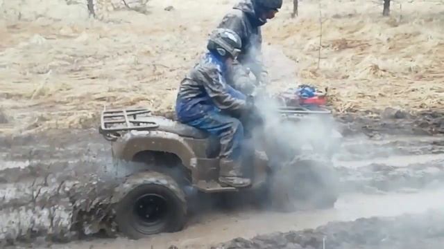 катание в грязи на квадроциклах. смотреть онлайн