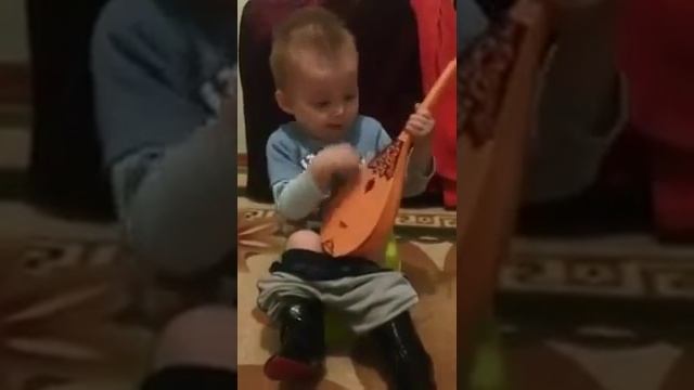 Мальчик сидя на горшке играет на балалайке #прикол #ГолосДети