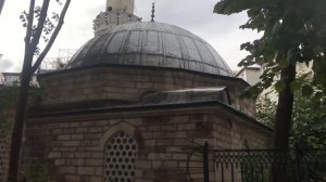 В Стамбуле есть мечеть с гробом на крыше. Katip Sinan camii