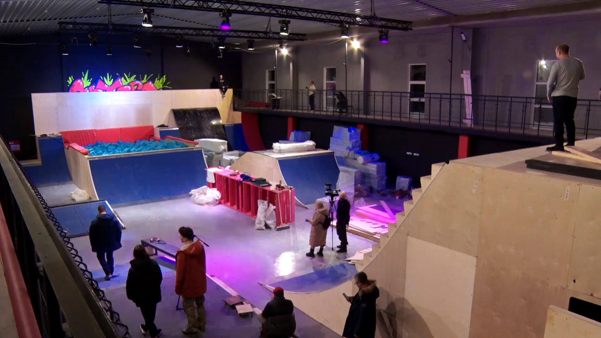 Доставайте скейты!