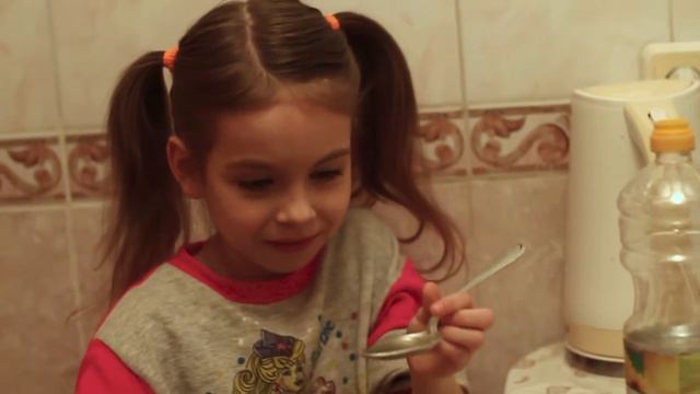 Я пью подсолнечное масло, жесть!!! я чуть не подохла. смотреть онлайн