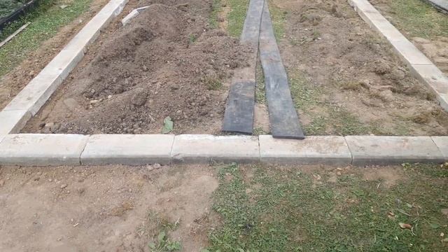 Подготавливаем место для будущей теплицы. Фундамент из бордюров