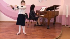 9) «Как под горкой» р. н. п., исполняет Алиса Катышева (флейта)