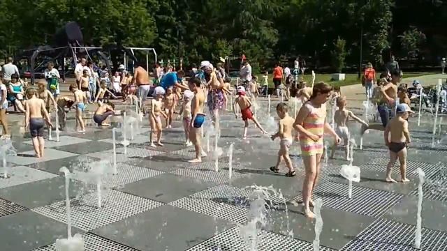 Дети купаются в фонтане. Мальчики и девочки брызгаются. Казань парк Горького. смотреть онлайн