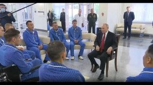 Путин посетил госпиталь Минобороны и вручил награды военным