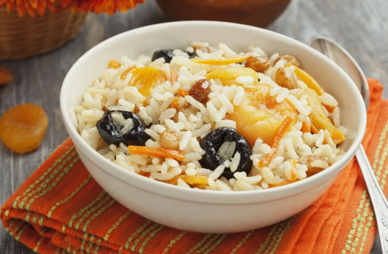 Охлажденный рис с йогуртом и кусочками манго.
