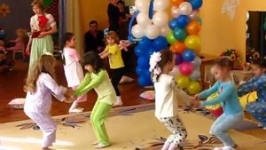 Танец с подушками "Губки бантиком"