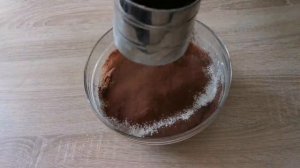 Шоколадное печенье - брауни с тонкой хрустящей корочкой и влажное пористое внутри