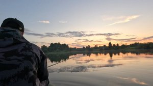 Рыбалка на спиннинг с лодки на пруду