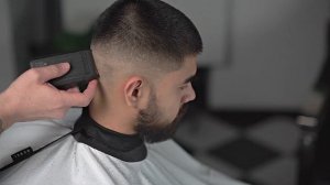 Ультракороткая стрижка с элементом фэйд и коррекция бороды. Мужская стрижка машинкой.