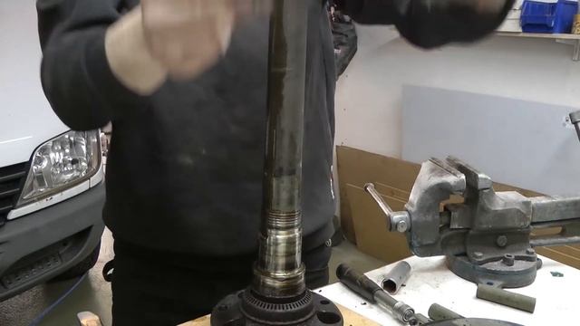 Замена подшипника задней полуоси на примере MB Sprinter 903 2,2 CDI смотреть онлайн