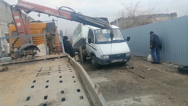 Работа манипулятором. Разгибаем газель которая согнулась по полам. 8 937 536 30 36 смотреть онлайн