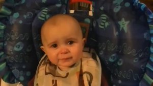 Эмоциональный ребенок плачет под песню мамы