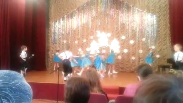 Мой брат выступает на сцене. смотреть онлайн