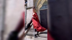 скромное красное платье французской смотрительницы часовни Вдов.