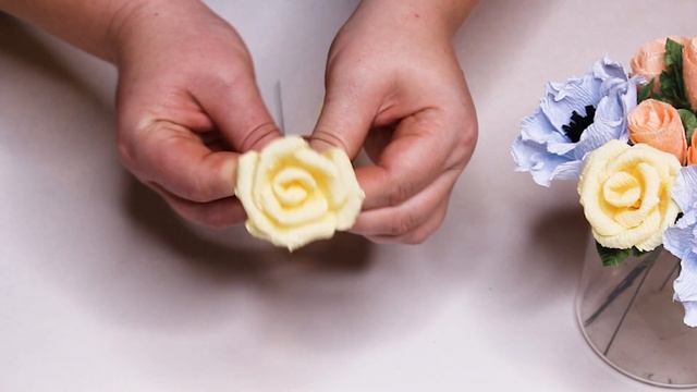 Розочки из гофрированной бумаги / DIY Crepe Paper Rose смотреть онлайн