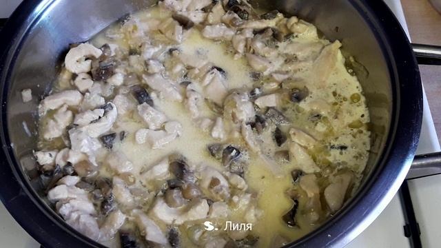 Жульен. Курица с грибами в съедобной тарелке. Сливочный вкус и хрустящая булочка - вкуснотища.