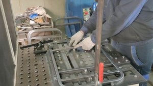 Сварка медицинских столиков роботизированным сварочным комплексом от компании White Robot.