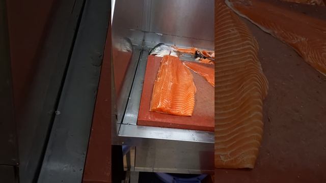 Ташкент. Корзинка форель рыба .Парень разделывает суповой набор и филе.На 2 супа набора.хватит смотреть онлайн