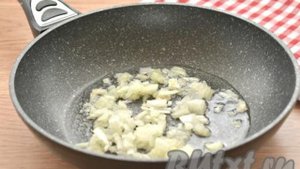 Суп с фрикадельками и замороженным зелёным горошком