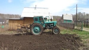 Трактор копает 3 сотки