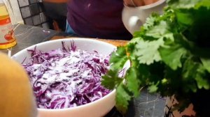 салат с синей капусты и крабовыми палочками